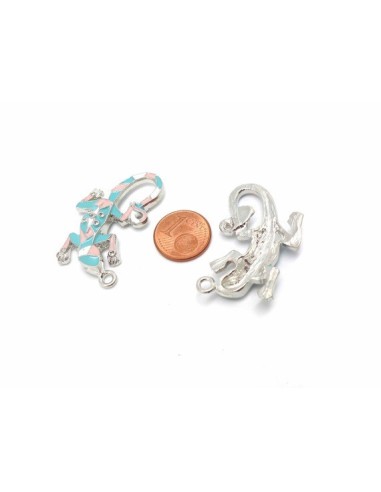 1 Breloque salamandre, gecko, lézard, pendentif en métal argenté émaillé de couleur rose pastel, bleu pastel et blanc 