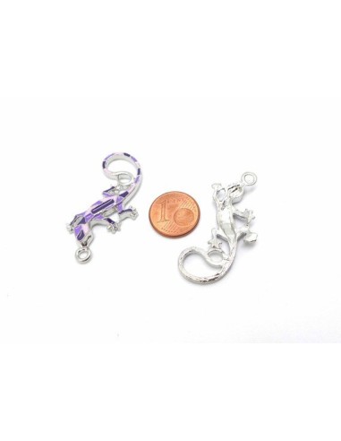 1 Breloque salamandre, gecko, lézard, pendentif en métal argenté émaillé de couleur parme, violet et rose pâle 