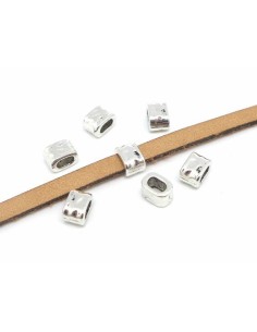Perle passant rectangulaire arrondi pour lanière de 4,5mm - 5mm en métal argenté martelé