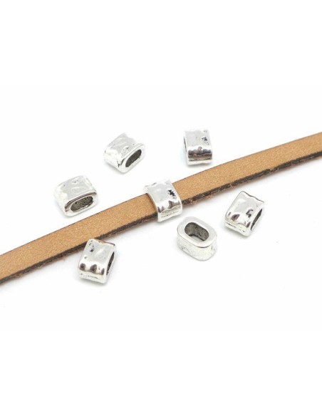 Perle passant rectangulaire arrondi pour lanière de 4,5mm - 5mm en métal argenté martelé 