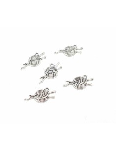 Breloque pelote de laine et aiguilles à tricoter  2