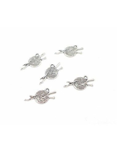 Breloque argenté pelote de laine et aiguilles à tricoter 