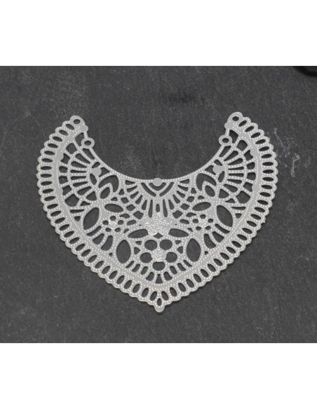 Petit Plastron pendentif intercalaire filigrane en métal argenté travaillé fin et léger stylisé 52mm X 51mm