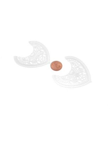 Petit Plastron pendentif intercalaire filigrane en métal argenté travaillé fin et léger stylisé 52mm X 51mm