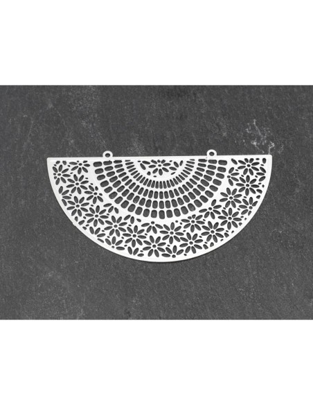 Petit Plastron pendentif demi lune filigrane en métal argenté travaillé fin et léger stylisé 59mm x 32mm