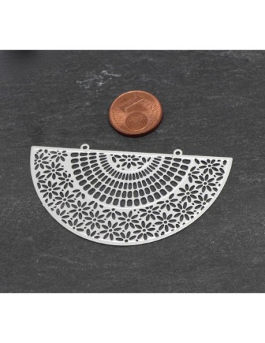 Petit Plastron pendentif demi lune filigrane en métal argenté travaillé fin et léger stylisé 59mm x 32mm