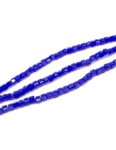 65 perles carré, cube facetté en verre 2,5mm x 2,5mm de couleur bleu indigo
