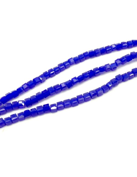 65 perles carré, cube facetté en verre 2,5mm x 2,5mm de couleur bleu indigo