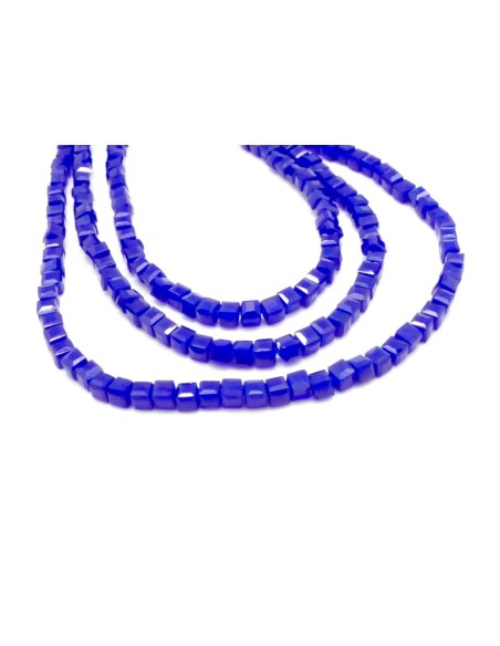 65 perles carré, cube facetté en verre 2,5mm x 2,5mm de couleur bleu indigo