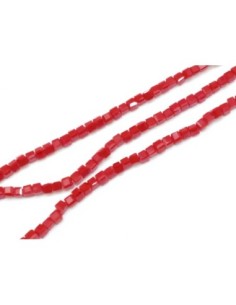 65 perles carré, cube facetté en verre 2,5mm x 2,5mm de couleur rouge vermillon