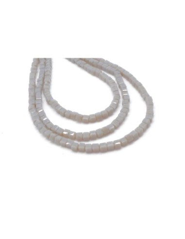 65 perles carré, cube facetté en verre 2,5mm x 2,5mm de couleur gris perle