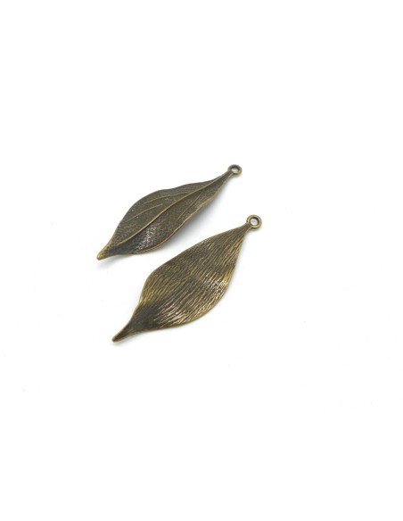 pendentif feuille 49mm en métal de couleur bronze travaillé