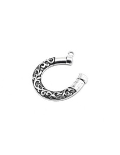 Pendentif fer à cheval en métal argenté travaillé style ethnique porte bonheur