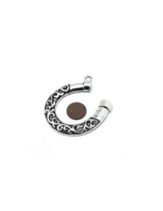 Pendentif fer à cheval en métal argenté travaillé style ethnique porte bonheur 2