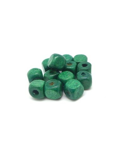 50 perles en bois peinte cube 9,5mm de couleur vert 