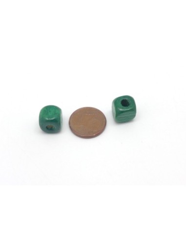 50 perles en bois peinte cube 9,5mm de couleur vert 