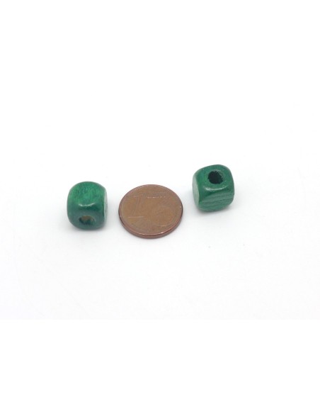 50 perles en bois peinte cube 9,5mm de couleur vert 