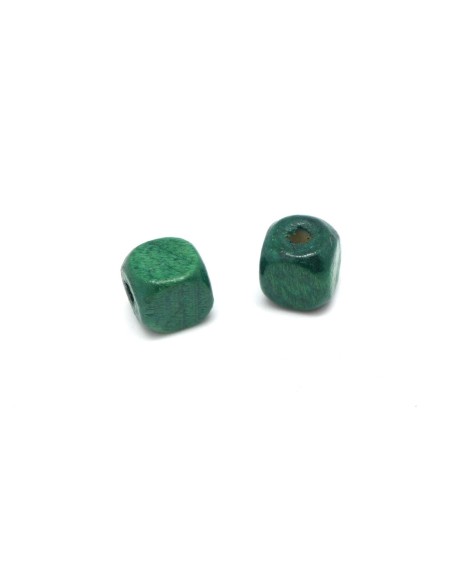 50 perles en bois peinte cube 9,5mm de couleur vert 