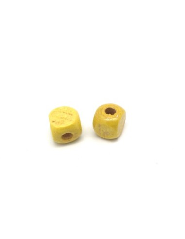 50 perles en bois peinte cube 9,5mm de couleur jaune