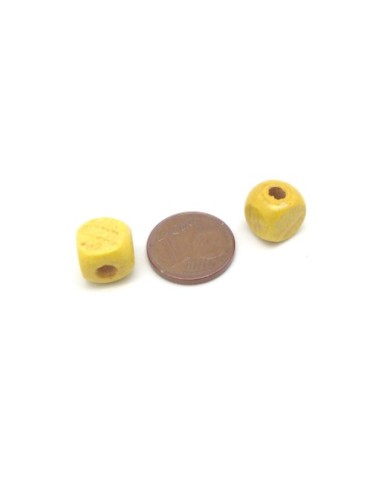 50 perles en bois peinte cube 9,5mm de couleur jaune