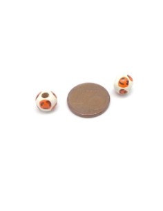 50 perles en bois peinte ronde 8mm motif pois orange et noir sur fond blanc 2