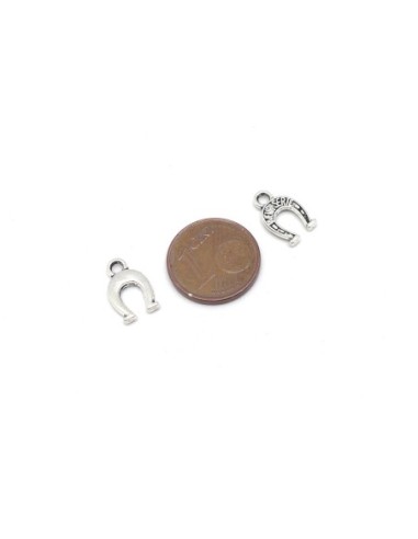 25 Petites Breloques fer à cheval, porte bonheur en métal argenté 12mm x 7,5mm