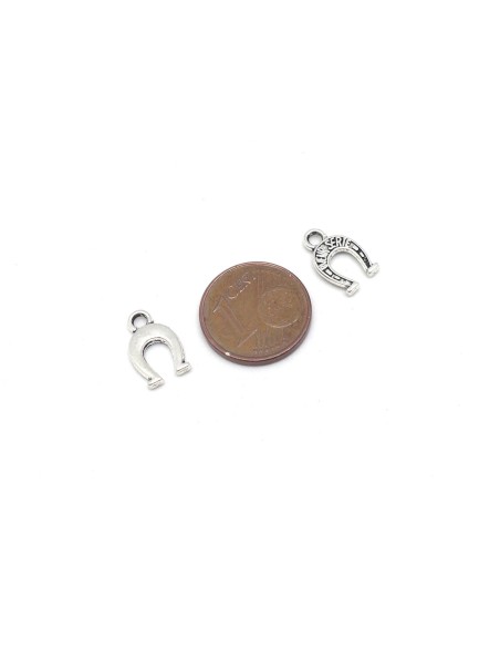 25 Petites Breloques fer à cheval, porte bonheur en métal argenté 12mm x 7,5mm