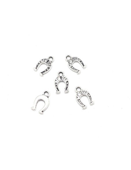 25 Petites Breloques fer à cheval, porte bonheur en métal argenté 12mm x 7,5mm