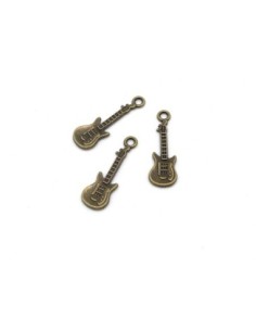 Lot de 15 Breloques guitare en métal de couleur bronze fine et légère 24mm x 7,8mm