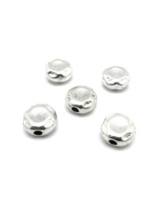 Perles en métal argenté martelé galet rond 
