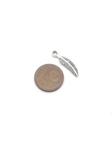 petite pendentif plume en métal argenté 21mm
