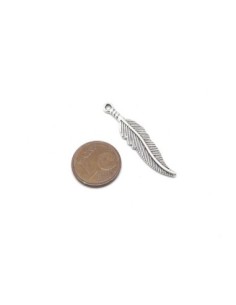 Breloques pendentifs plume en métal argenté travaillé 36mm 2