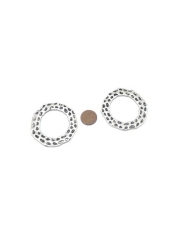 Anneau connecteur irrégulier en métal argenté martelé 46mm