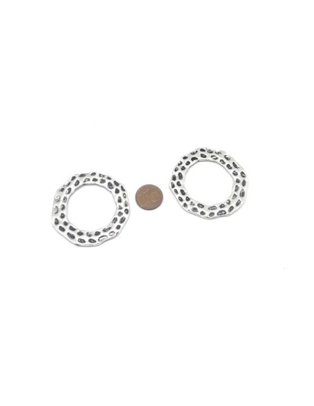Anneau connecteur irrégulier en métal argenté martelé 46mm