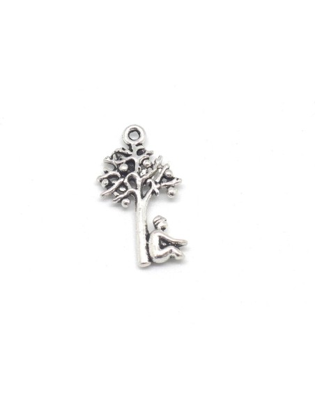 Petite breloque arbre de vie avec homme assis en métal argenté 25mm x 14mm