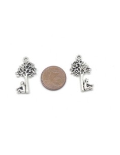Petite breloque arbre de vie avec homme assis en métal argenté 25mm x 14mm 2