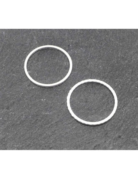 5 anneaux fermés rond 18mm en métal argenté fin brillant blanc un côté lisse un côté martelé 5 anneaux fermés rond 18mm en métal argenté fin brillant blanc un côté lisse un côté martelé