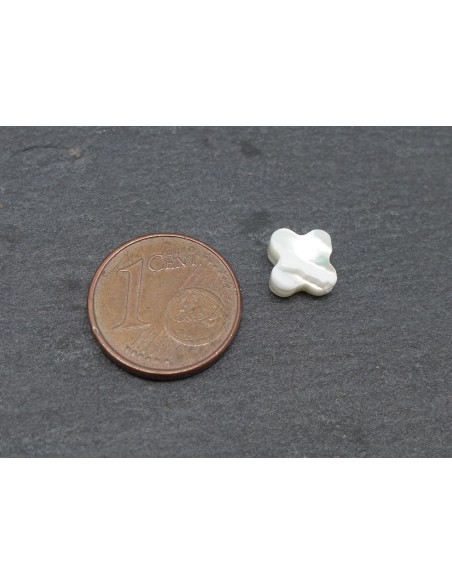 Perles croix 7mm de couleur ivoire nacré