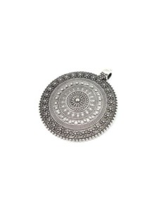 Grand pendentif rond en métal argenté travaillé style ethnique