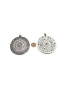 Grand pendentif rond en métal argenté travaillé style ethnique 2