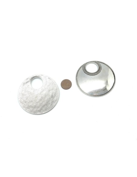 Grand pendentif rond en métal argenté