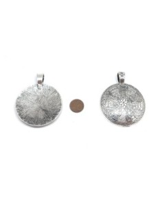Grand pendentif rond en métal argenté travaillé motif soleil fleur 67mm 2