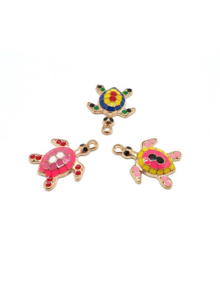 Breloque tortue en métal doré émaillé mosaïque de couleur rose, jaune, bleu, noir