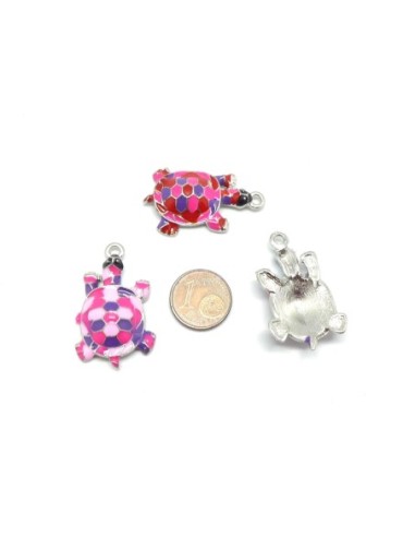 Charm tortue en métal argenté émaillé rose, rouge, violet