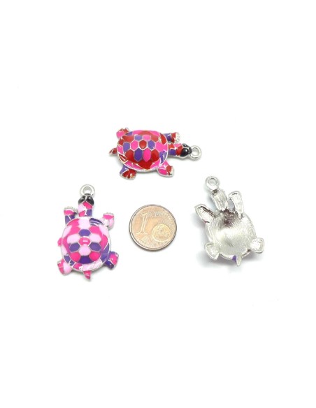 Charm tortue en métal argenté émaillé rose, rouge, violet