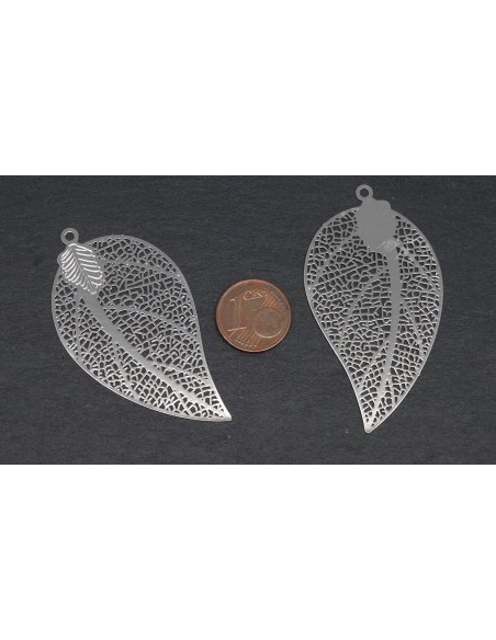 Pendentif feuille en filigrane très fine, légère et stylisé en métal argenté