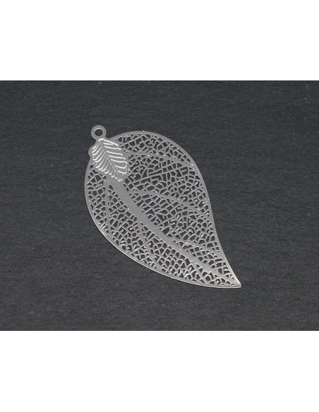 Charm feuille en filigrane très fine, légère et stylisé en métal argenté