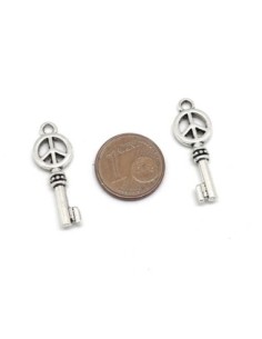 Breloque argenté pas chère clef Peace and Love en métal 26mm x 9mm 2