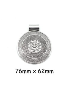 Grand médaillon pas cher argenté en métal travaillé motif ethnique 76mm
