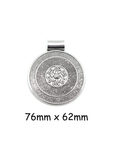 Grand médaillon pas cher argenté en métal travaillé motif ethnique 76mm